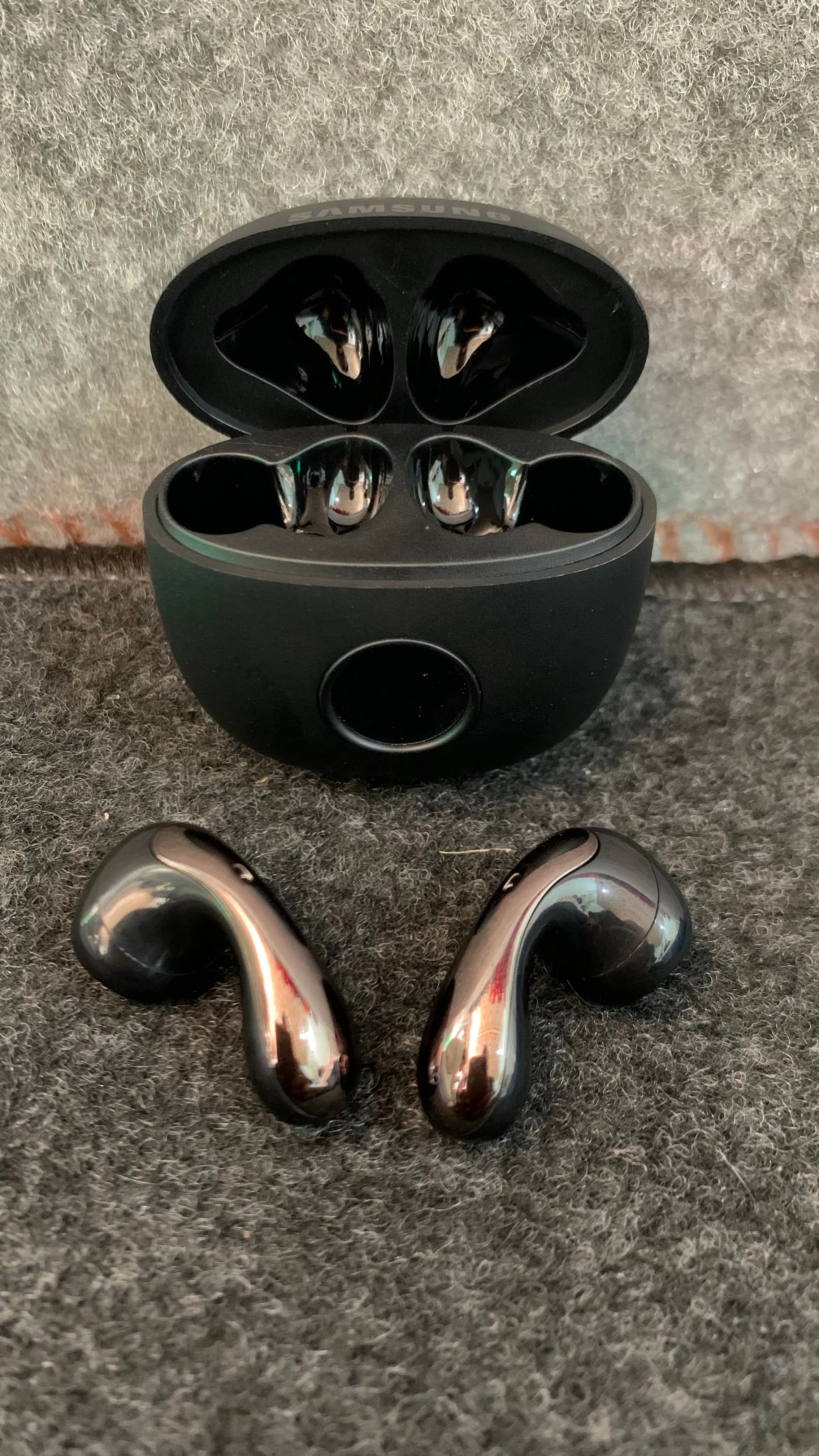 TUNE Y99 Wireless Earbuds